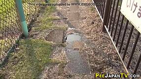 Asian girl open air pissing HD video