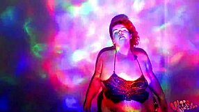 Loving voluptuous beauty through sensual dances and oil massage