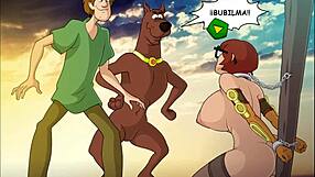 Cute and masked – Scooby-Doo cosplay: Velma gets creepy fun during her playtime