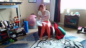 Aurora Willows, the MILF with a bare pussy, unboxes a fan’s gift