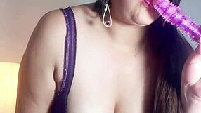 A hot wife of Spanish origin pleases her husband’s friends