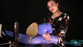 Black house wife giving a foot job in pantyhose