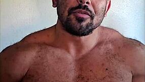 Bodybuilder measures up to prove not all are small