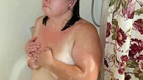 Amateur BBW enjoys a facial while washing up