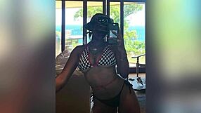 Black beauty gets a jerk off tribute
