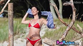 Natural tits bounce in solo beach posing session