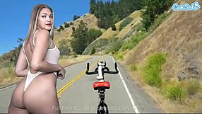 Gizelle Blanco骑着假屌单车狂操，健身高潮爽爆！