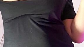 Tía colombiana con vagina marcada en leggings se masturba