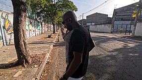 Na rua, cansados, encontramos um amor à moda antiga