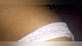madrastra culona se masturba con coño mojado antes de dormir