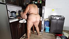 Mi Vecino Me Ofrece Casa Por Una Follada Intensa En Su Habitación. No Pude Resistir Su Gran Polla!