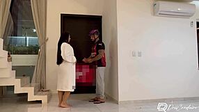 entregador de delivery transa com morena gostosa sozinha em casa