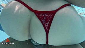 Padrastro pervertido mete su verga al coño de hijastra flaca en piscina