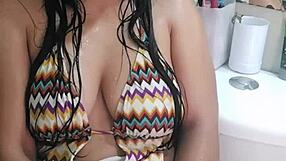 esta chica no encontró quien la follara, mira cómo sacia sus ganas con desesperación