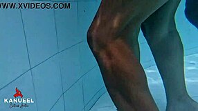 Padrastro pervertido mete su verga al coño de hijastra flaca en piscina